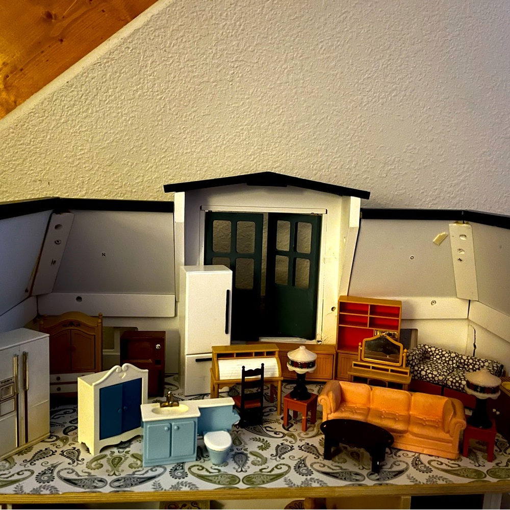 Dollhouse furniture, random